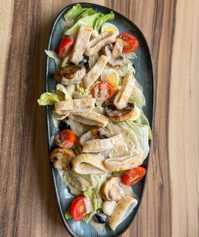 Салат с кальмаром и перепелиным яйцом